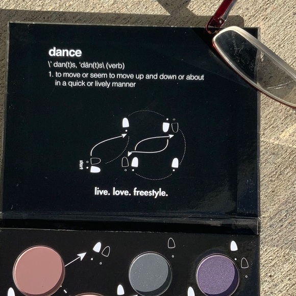 NEW STILA DANCING WITH THE STARS EYE & CHEEK PALETTE - Picture 3 of 7